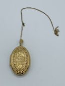 9ct gold modern hinged locket pendant and chain. 6.2gm.