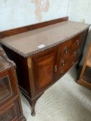 Mahogany curved front sideboard with 3 centre drawers, flanked by cupboards, 135 x 52 x 92cms.