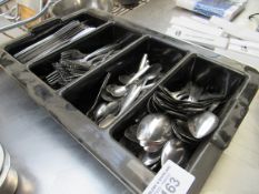 Quantity of cutlery in tray