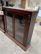 Mahogany glass fronted 4 shelf bookcase. 123 x 33 x 115cms.