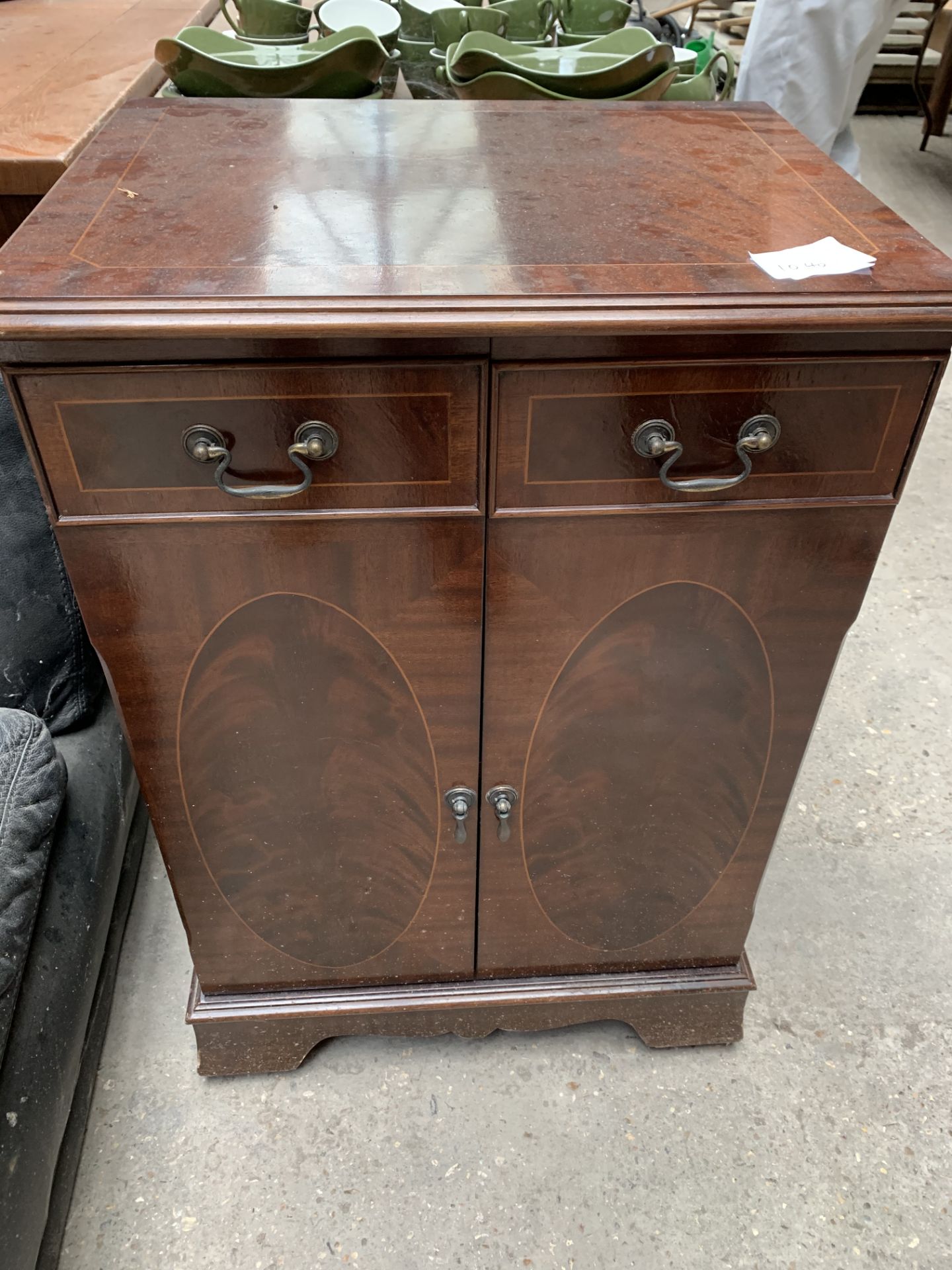 Mahogany hi-fi cabinet with lifting lid, on casters, 57 x 44 x 84cms.