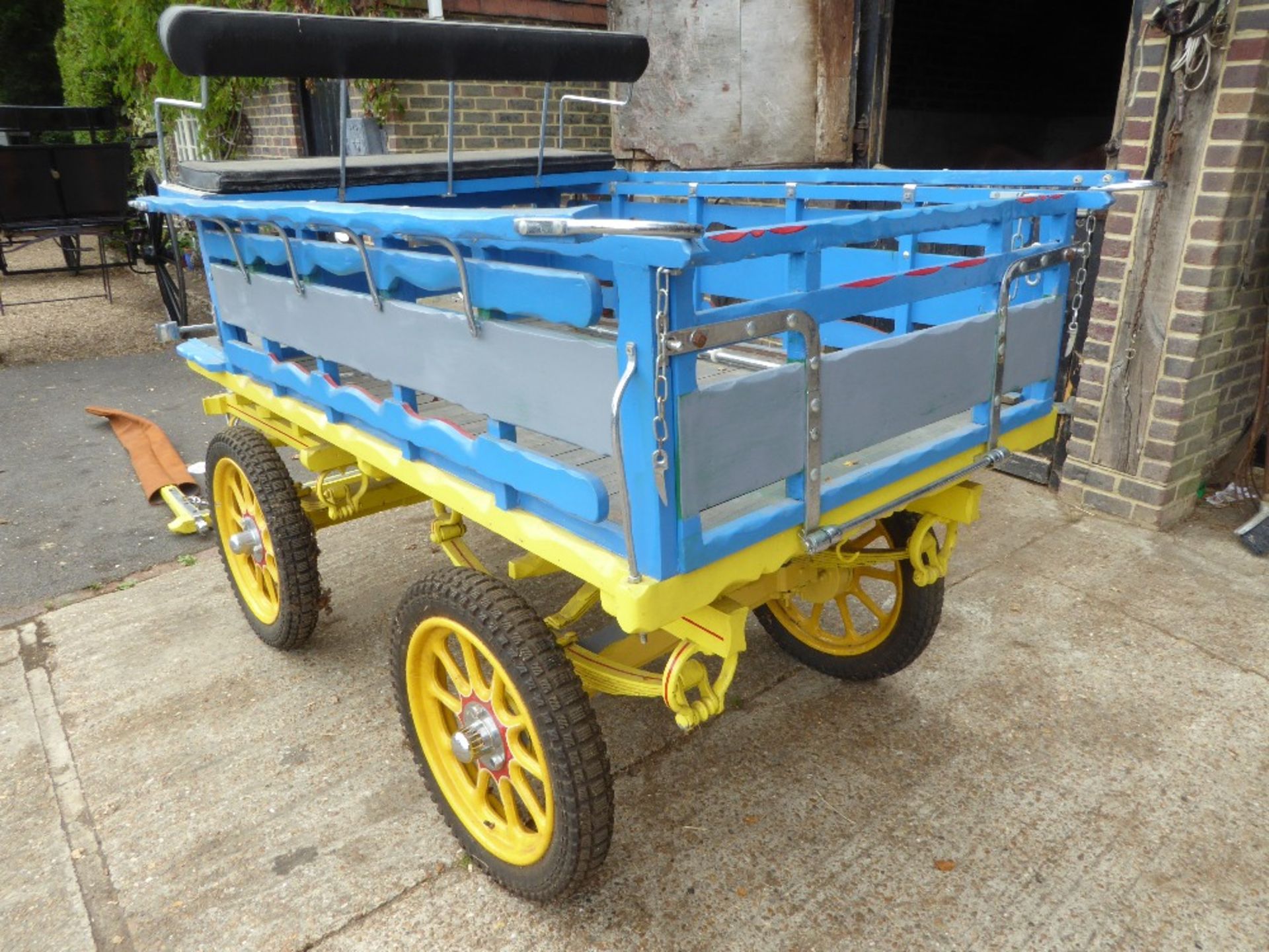 LONDON FRUIT VAN to suit 14 to 16hh cob. The open slatted body has a drop tailboard and is painted - Image 3 of 7