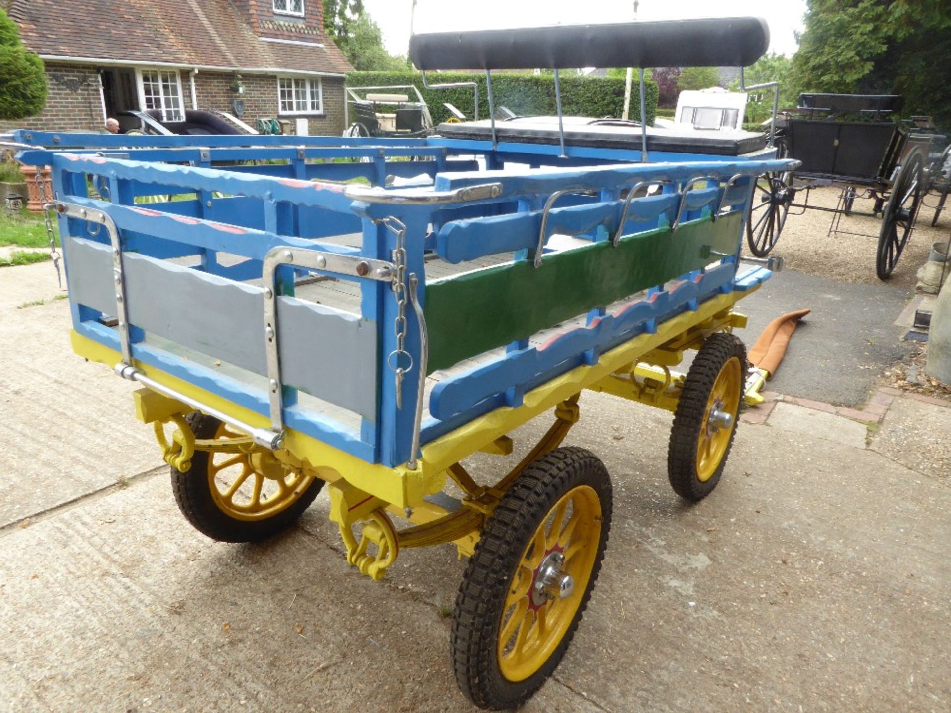 LONDON FRUIT VAN to suit 14 to 16hh cob. The open slatted body has a drop tailboard and is painted - Image 4 of 7