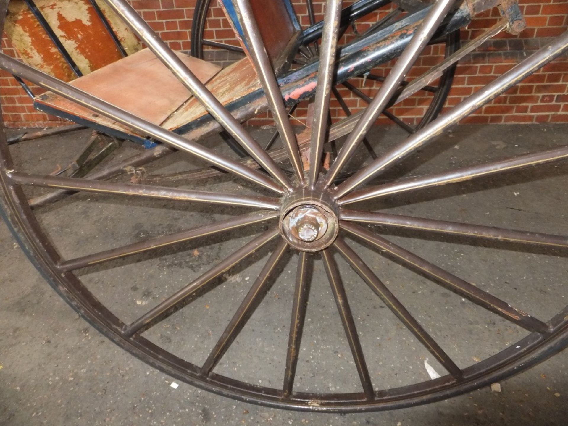 MODERN GIG built by J.A. Jacks to suit 14 to 14.2hh. On 54ins/16-spoke wheels with semi-elliptic s - Image 3 of 10