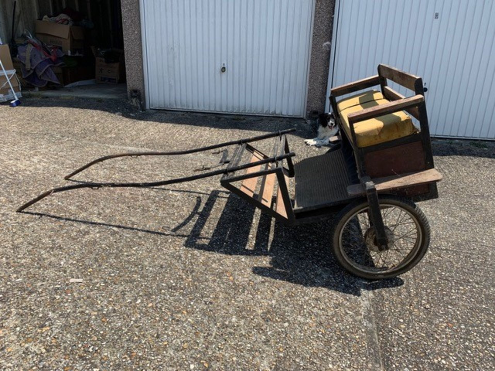 EXERCISE CART to suit 12 to 13.2hh pony. A black painted metal framed body in natural varnished woo - Image 2 of 4