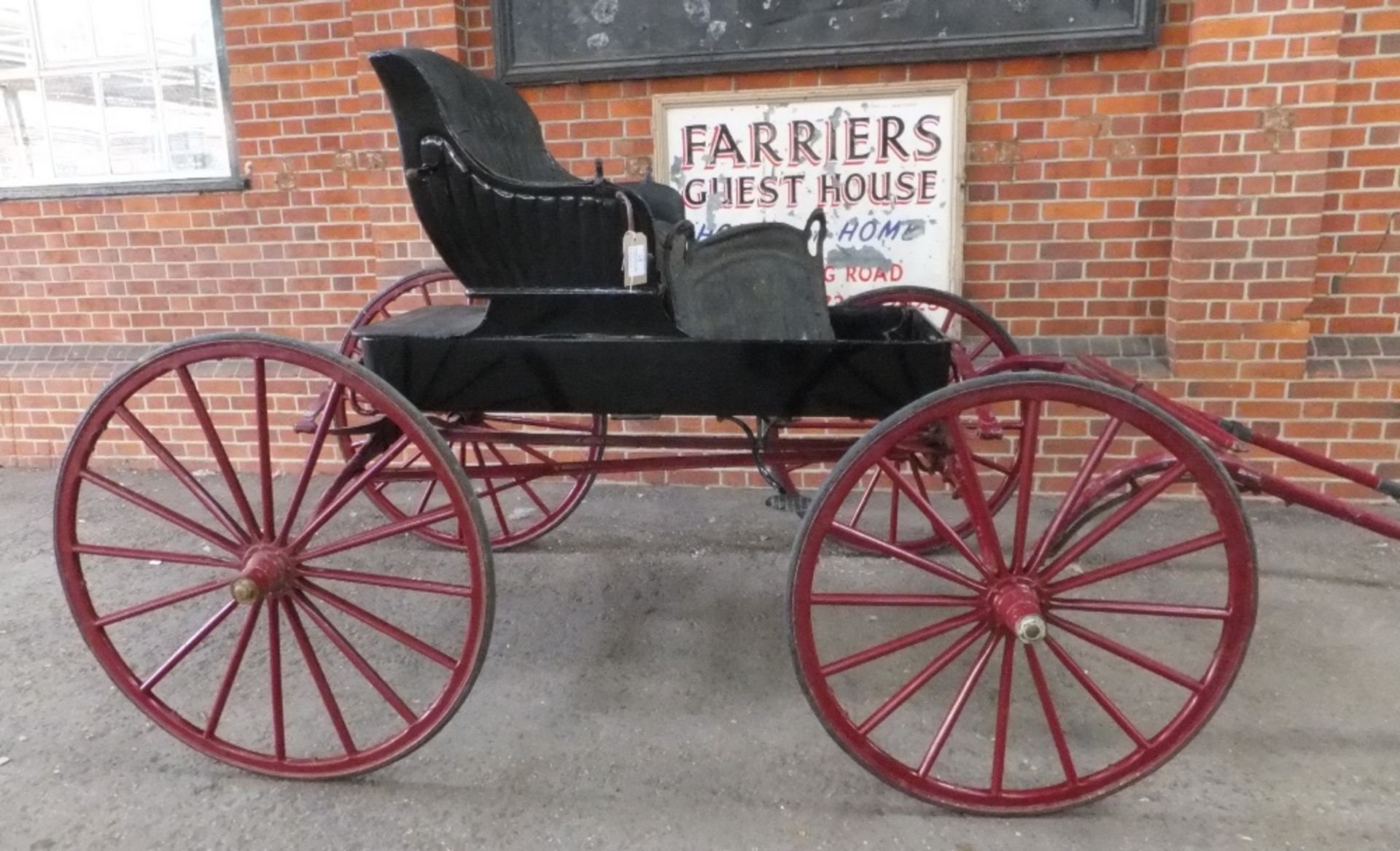 AMERICAN DOCTOR’S BUGGY circa 1900, to suit 14 to 14.2hh. Lot 15 can be viewed at the Reading Aucti