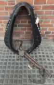 Heavy horse collar measuring 26.5ins x 12.5ins, with a pair of hames