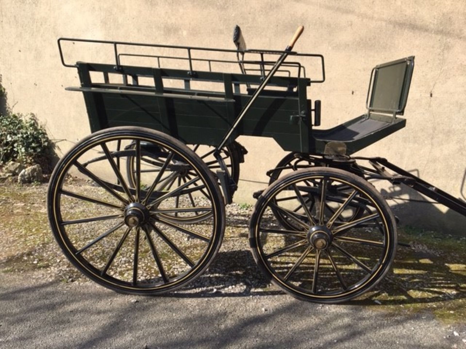 DOG CART built by Harewood Carriage Co., to suit 14.2 to 16hh. On 12/14-spoke wheels with elliptic