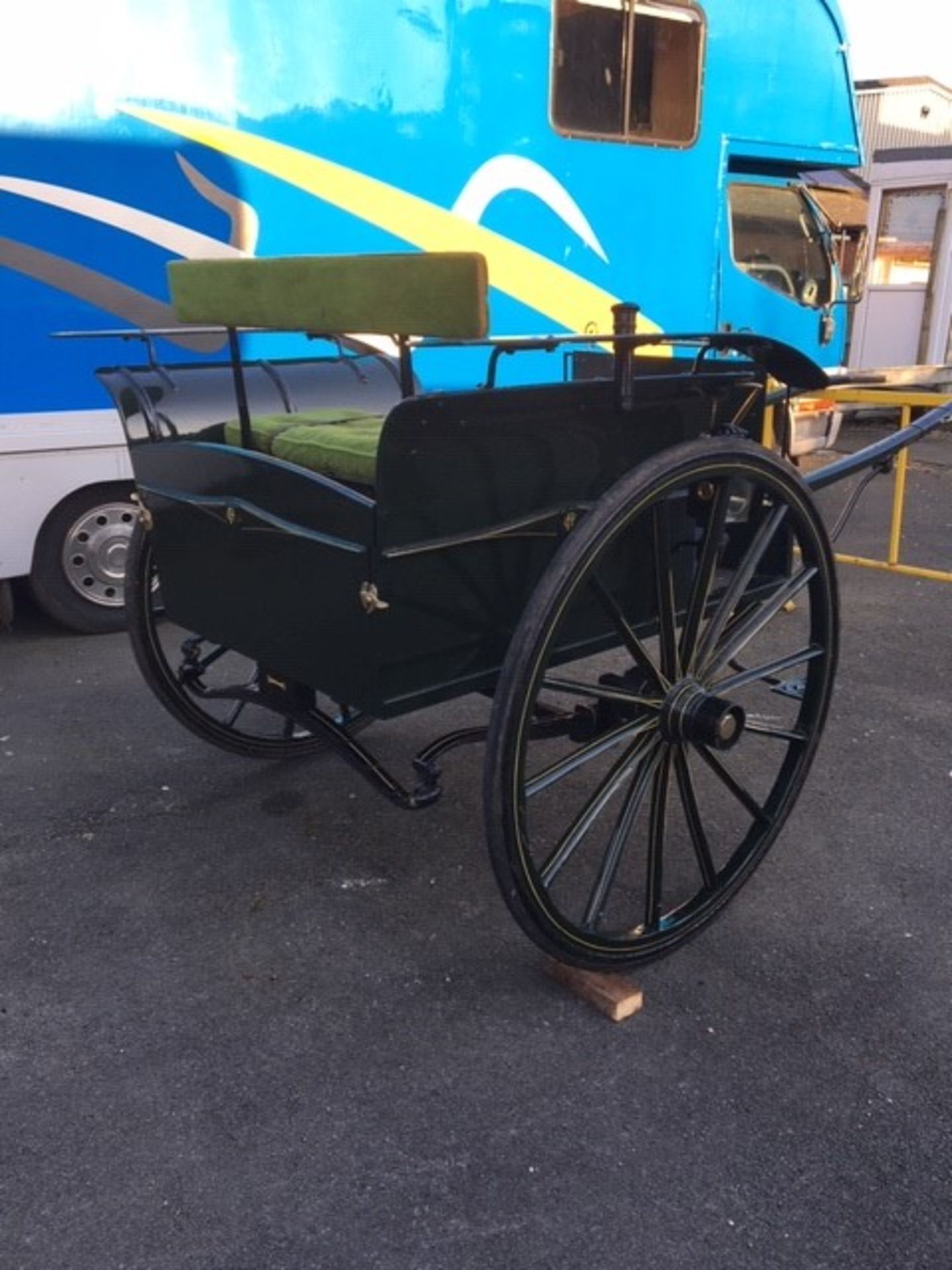 CAB FRONTED GIG to suit 13 to 14hh. Painted black with 46ins/ 14- spoke wheels with brass hub caps, - Image 3 of 3