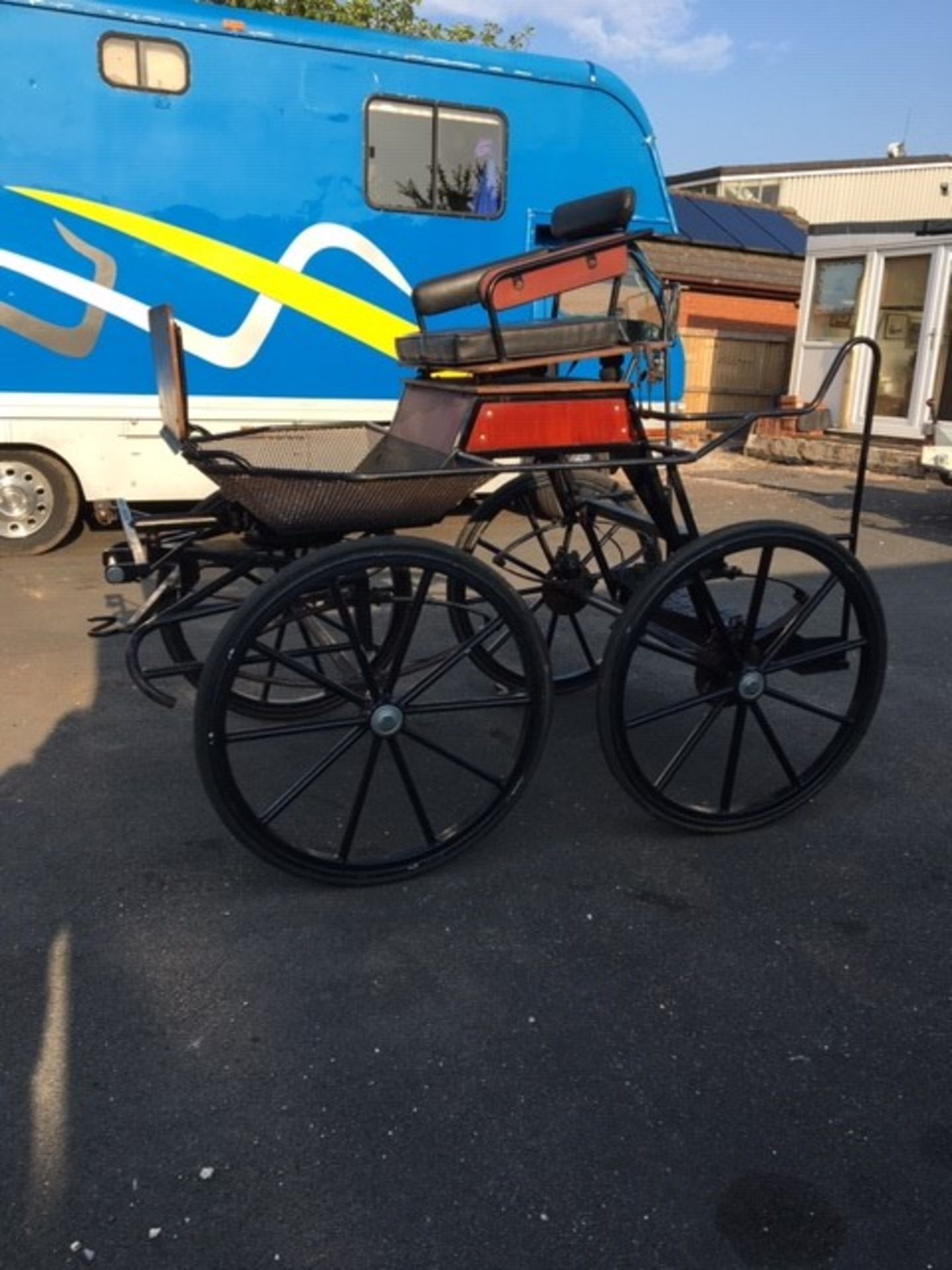 4-WHEEL CARRIAGE built by Bennington to suit a 14.2 to 16.2hh. Painted black with varnished panels - Image 2 of 3