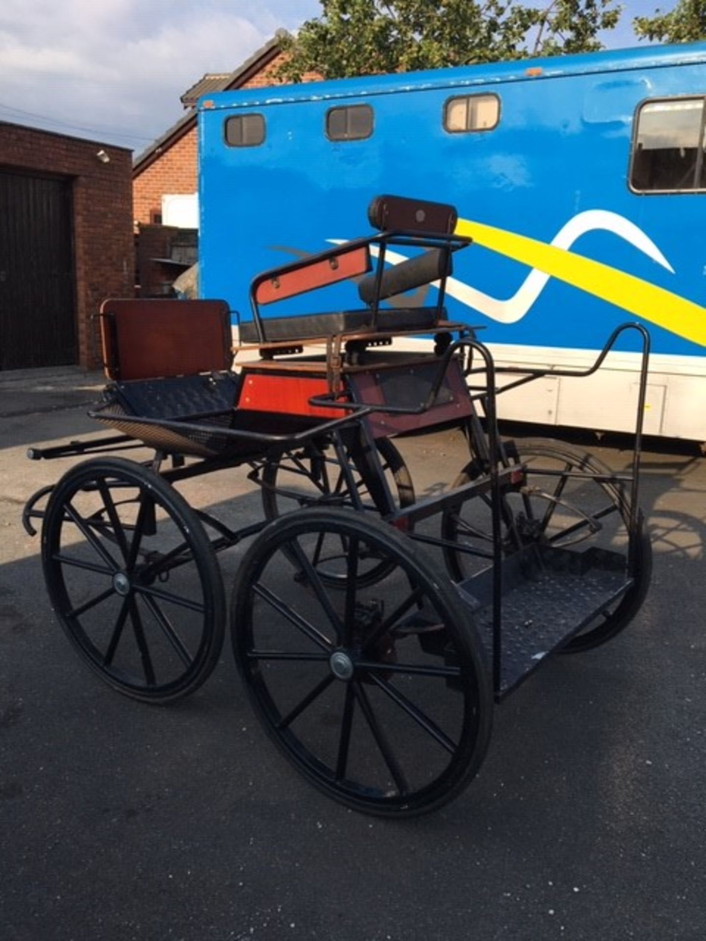 4-WHEEL CARRIAGE built by Bennington to suit a 14.2 to 16.2hh. Painted black with varnished panels - Image 3 of 3