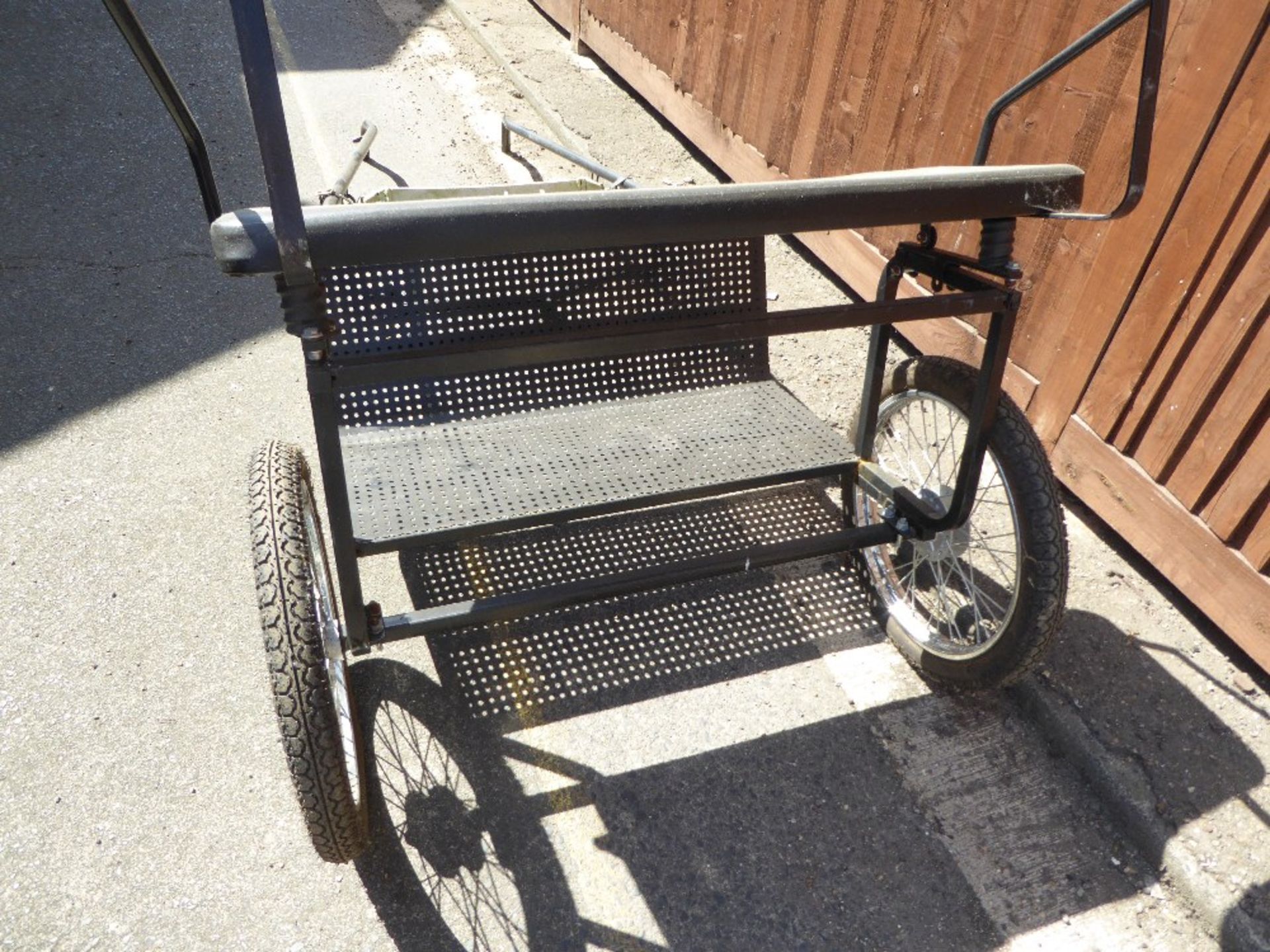 EXERCISE CART to suit 12.2. to 14.2hh. An adjustable vehicle painted black with black upholstery. - Image 4 of 5