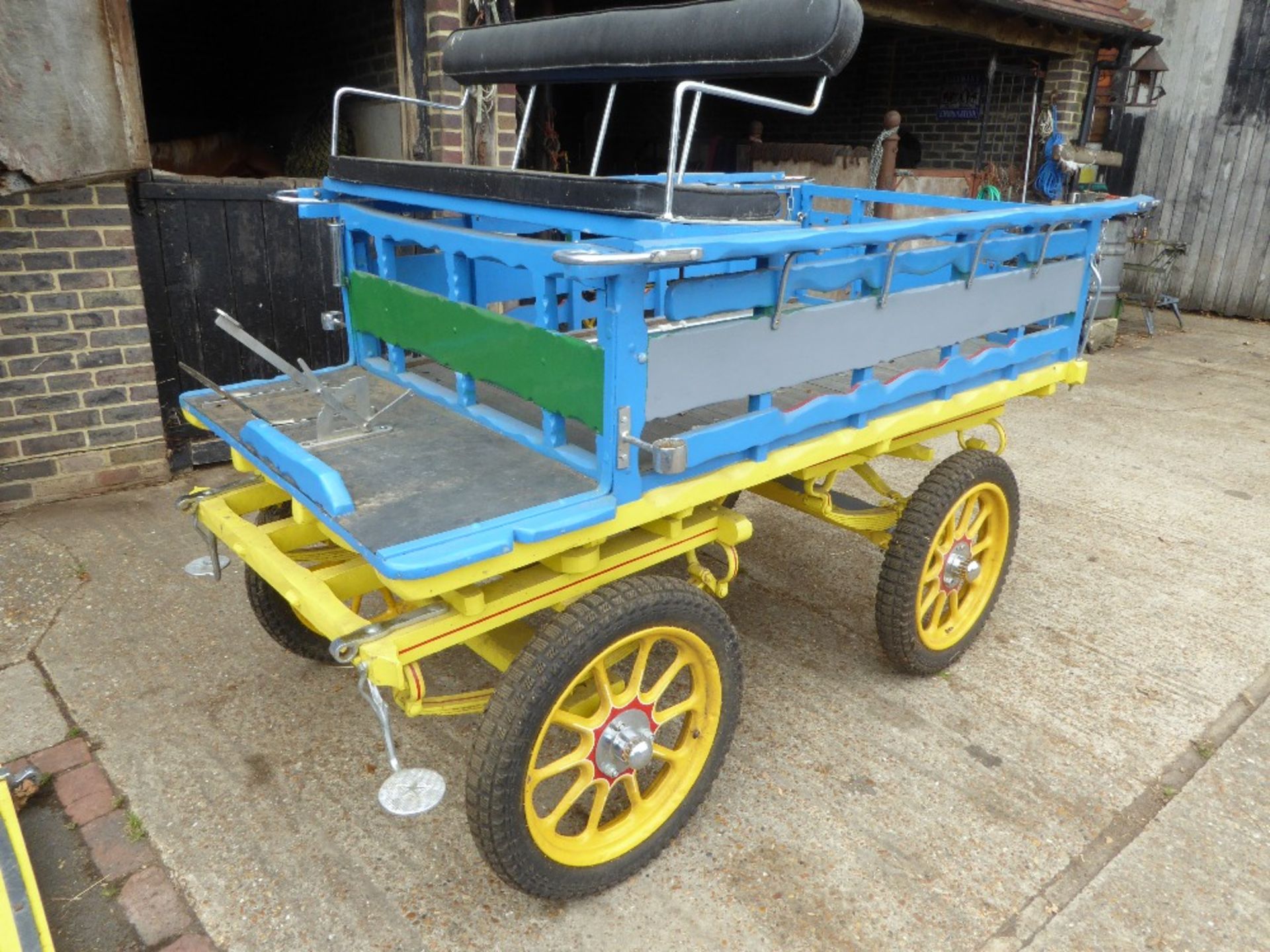 LONDON FRUIT VAN to suit 14 to 16hh cob. The open slatted body has a drop tailboard and is painted