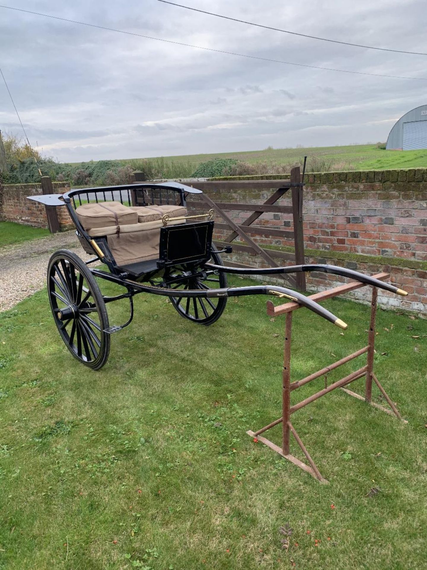 SPINDLE BACK GIG circa 1970/80's to suit 11 to 12hh pony. A show condition vehicle finished in blac