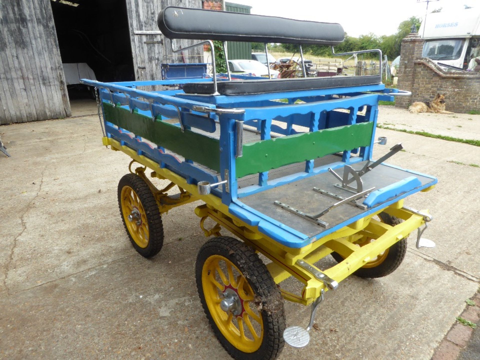 LONDON FRUIT VAN to suit 14 to 16hh cob. The open slatted body has a drop tailboard and is painted - Image 2 of 7