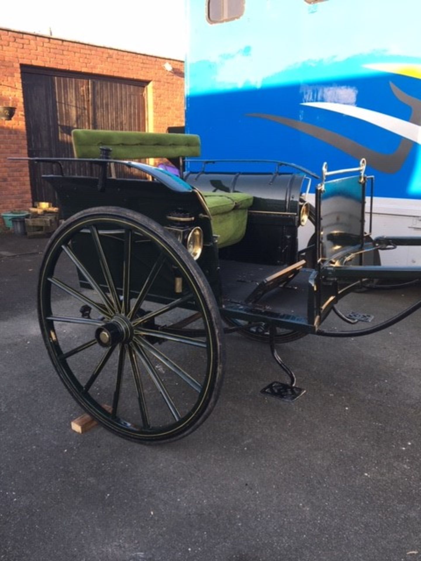 CAB FRONTED GIG to suit 13 to 14hh. Painted black with 46ins/ 14- spoke wheels with brass hub caps,