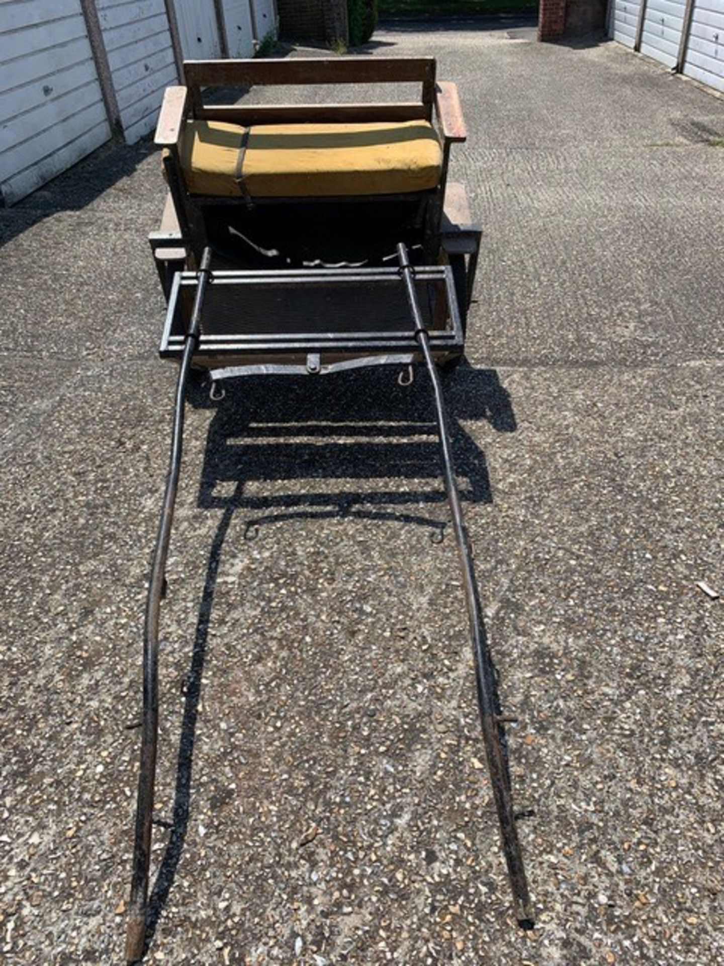 EXERCISE CART to suit 12 to 13.2hh pony. A black painted metal framed body in natural varnished woo - Image 3 of 4