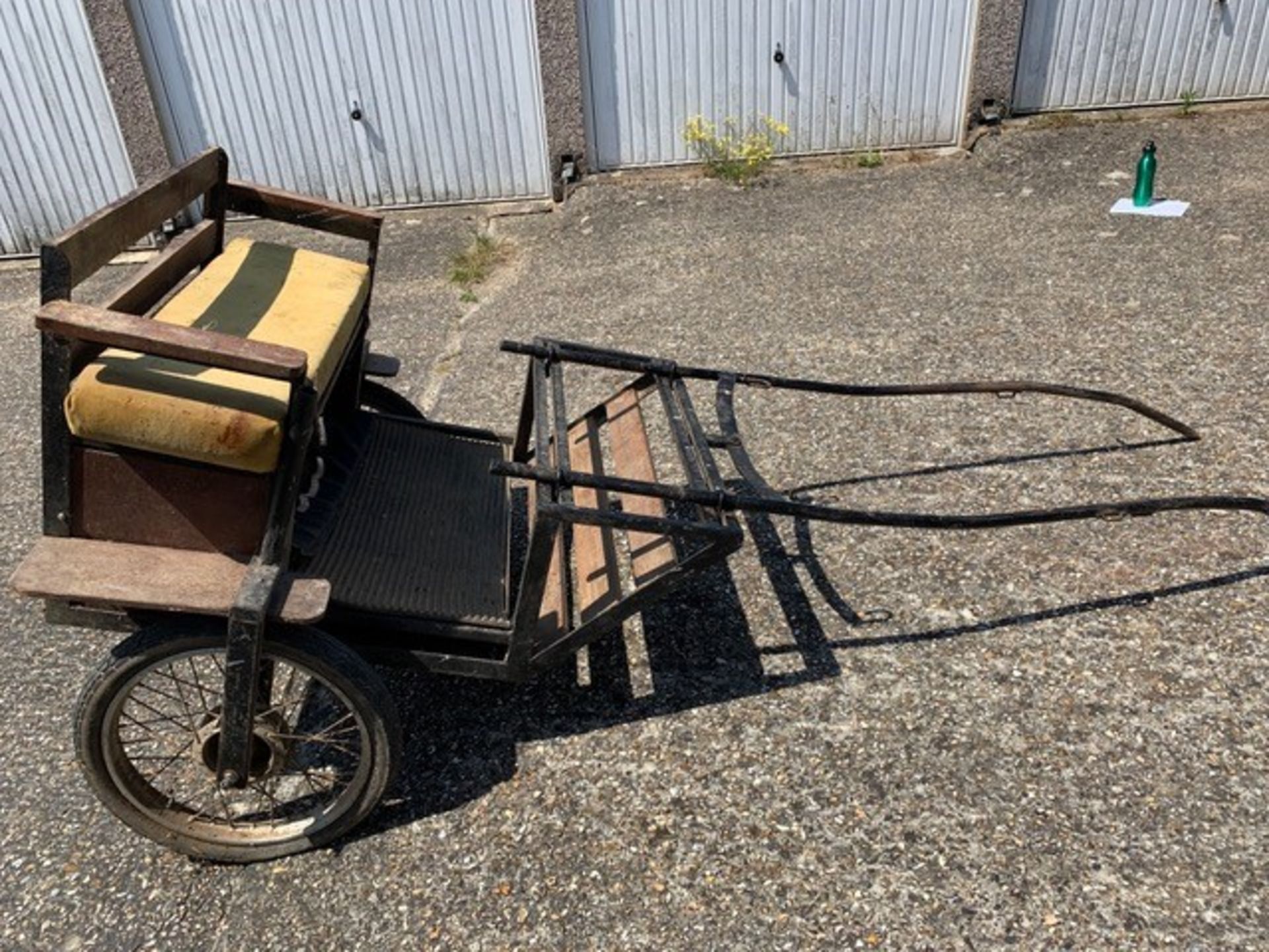 EXERCISE CART to suit 12 to 13.2hh pony. A black painted metal framed body in natural varnished woo