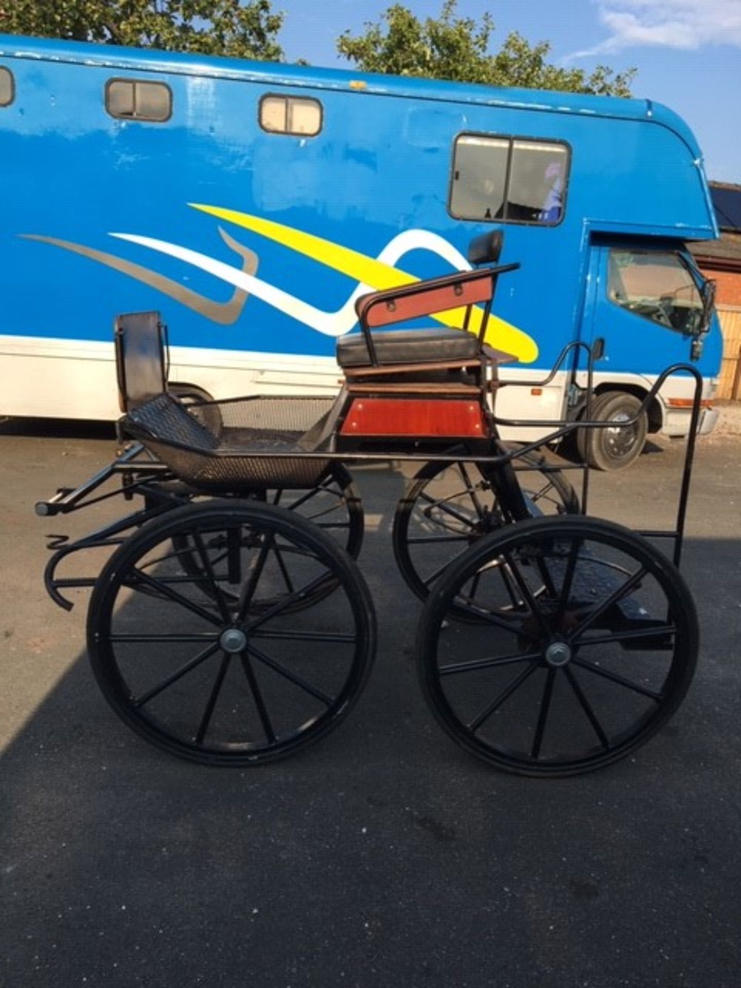 4-WHEEL CARRIAGE built by Bennington to suit a 14.2 to 16.2hh. Painted black with varnished panels