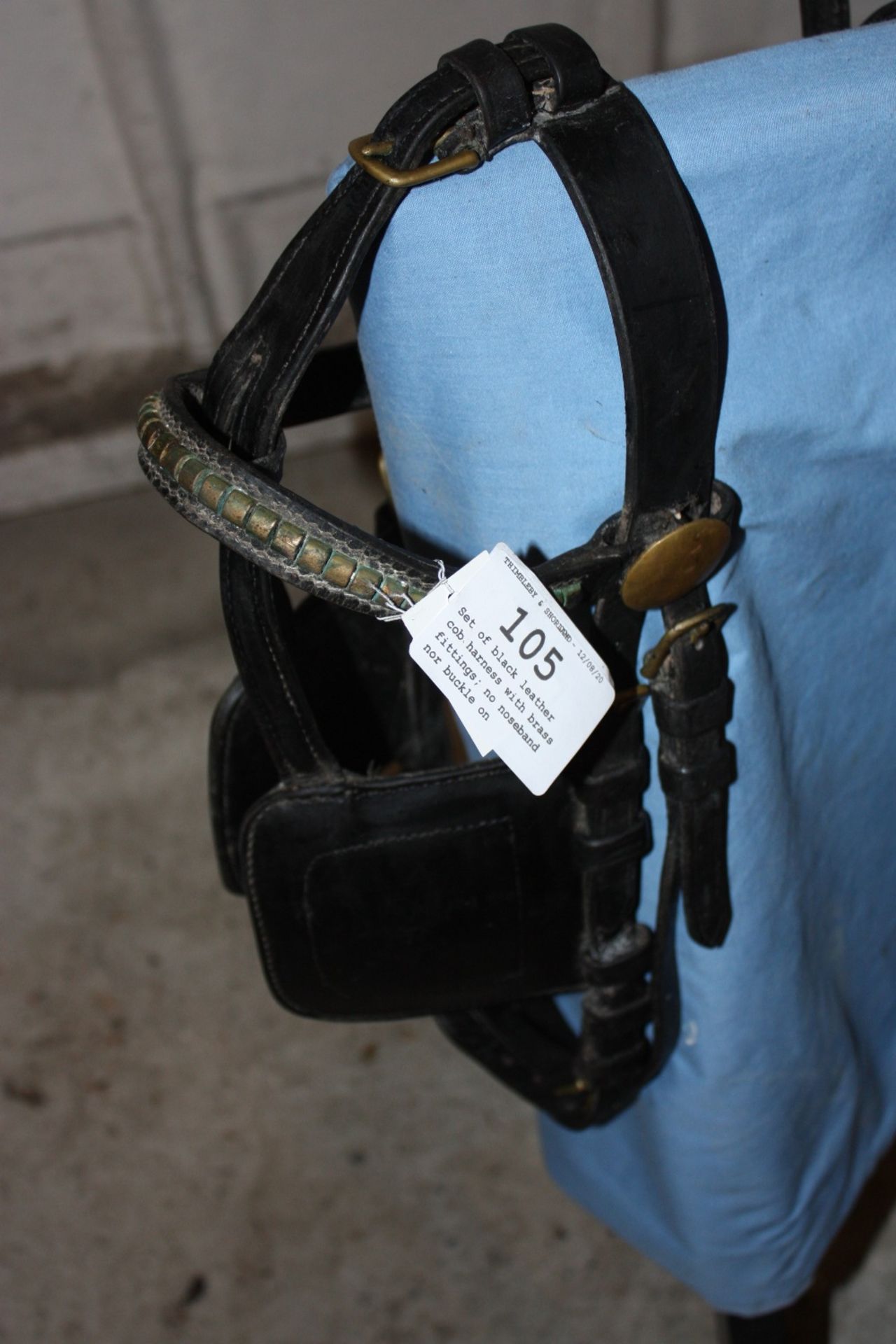 Set of black leather cob harness with brass fittings; no noseband nor buckle on breastplate - Image 2 of 3