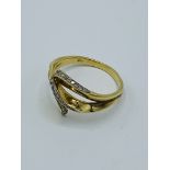 750 gold and diamond chip ring, 4.9gms