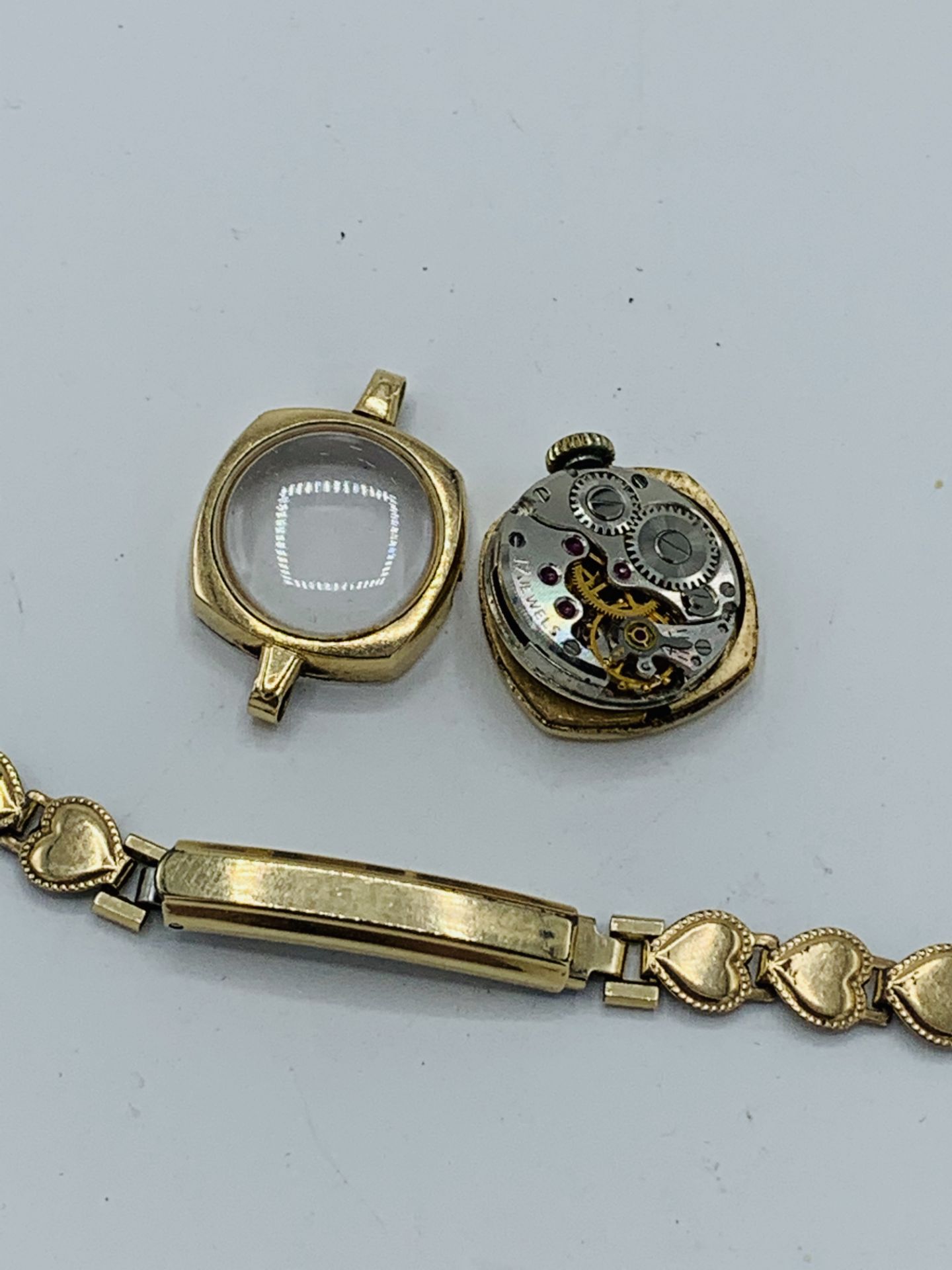 9ct gold cased Sekonda manual wind lady’s wrist watch with gold plated strap. Going - Image 2 of 2