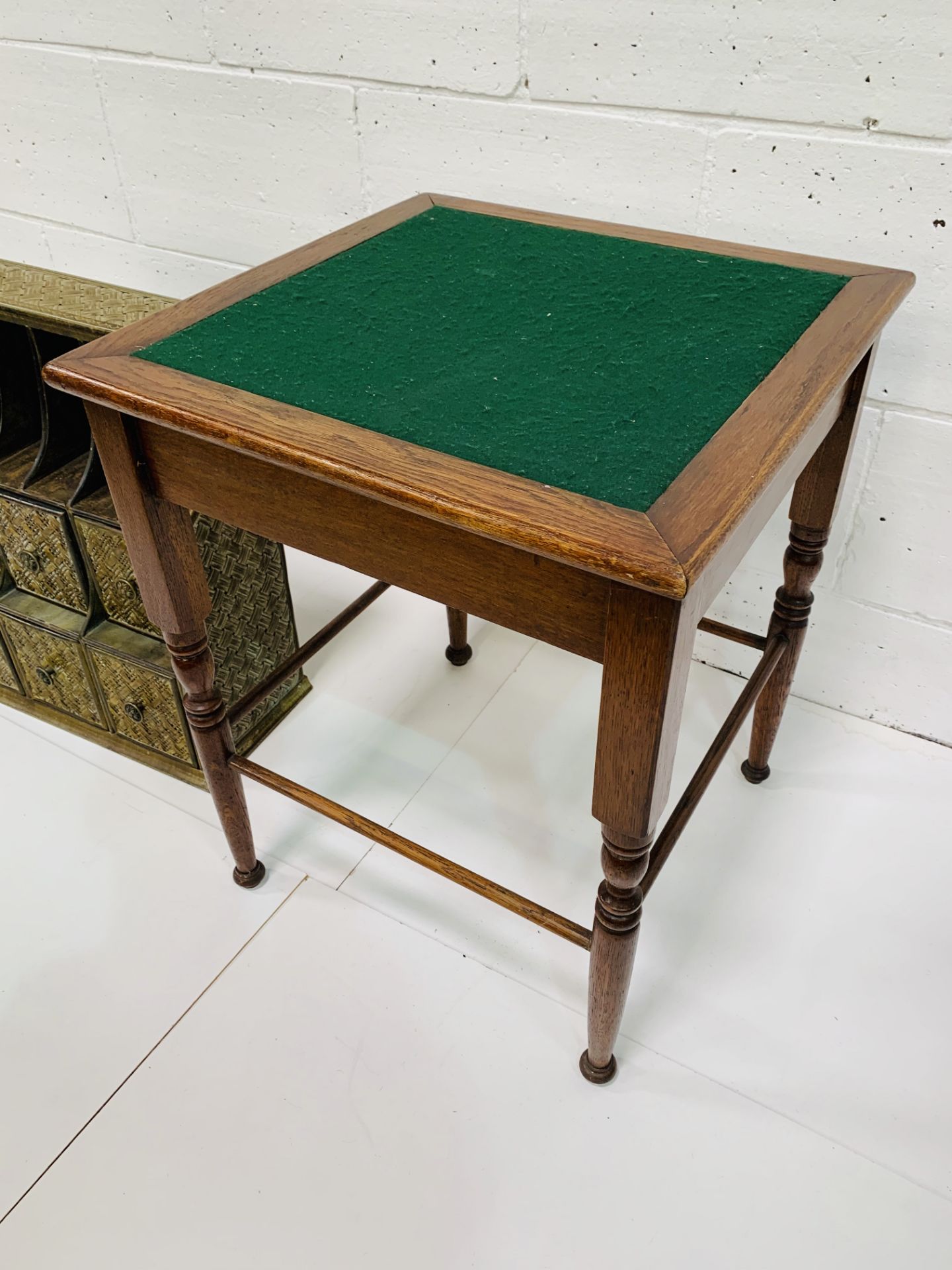 Small oak games table with green baize skiver; and a stationery tidy. - Bild 3 aus 4