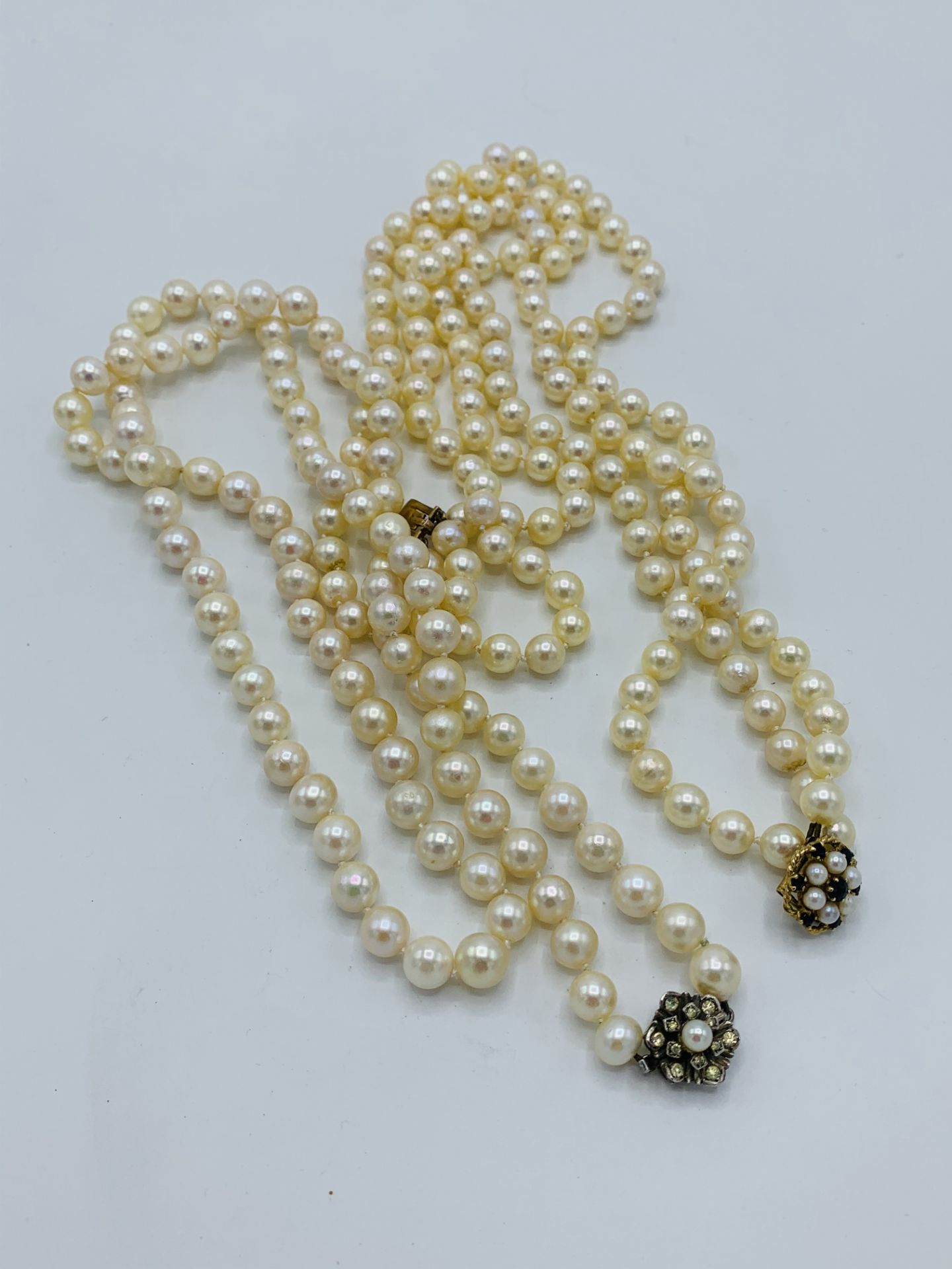 Necklace of 3 ropes of pearls with 9ct gold, sapphire and pearl clasp