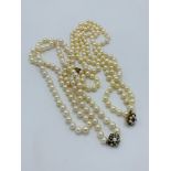 Necklace of 3 ropes of pearls with 9ct gold, sapphire and pearl clasp