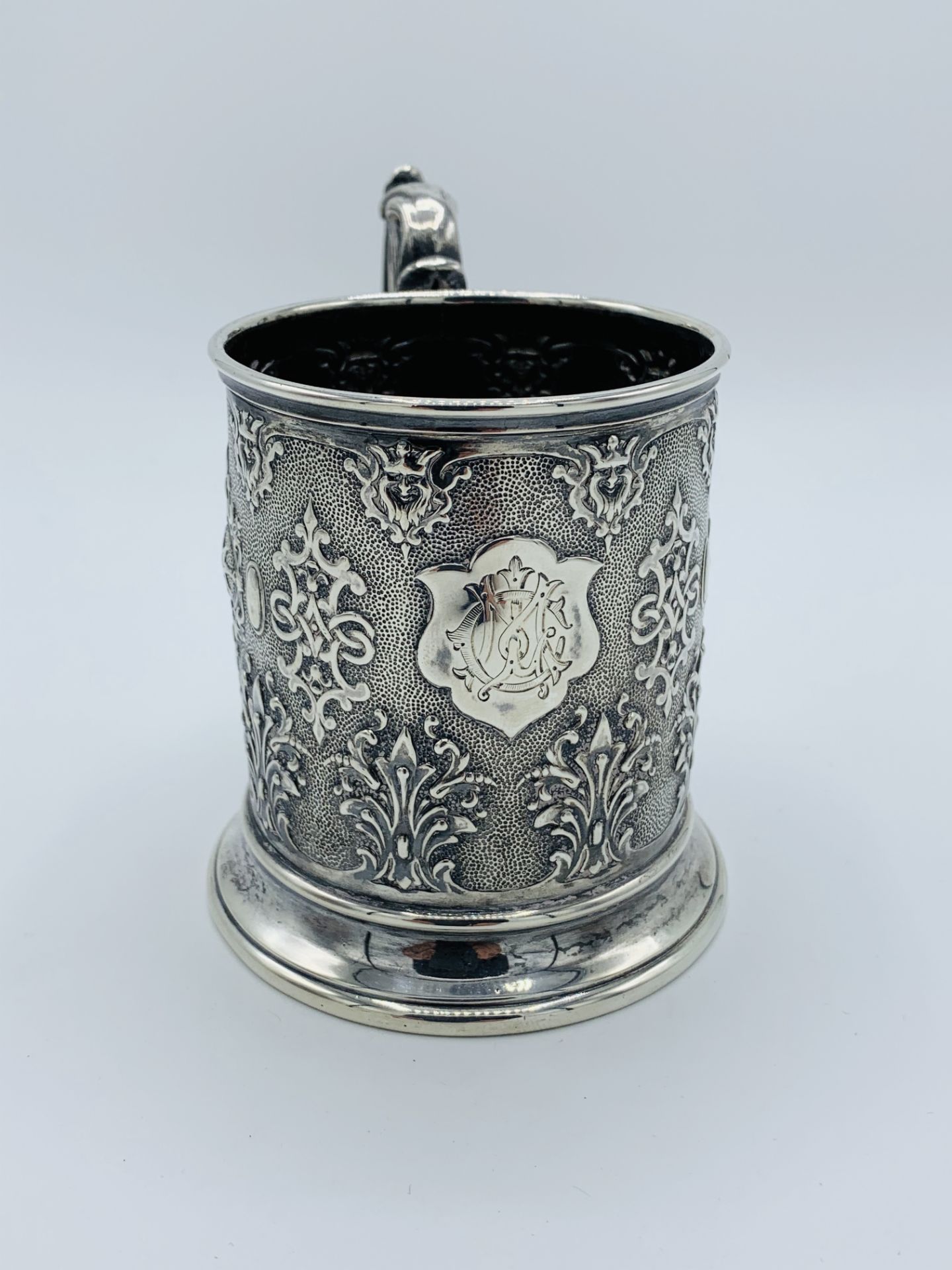 Small heavily repousse decorated silver tankard by Robert Hennell III - Image 2 of 3