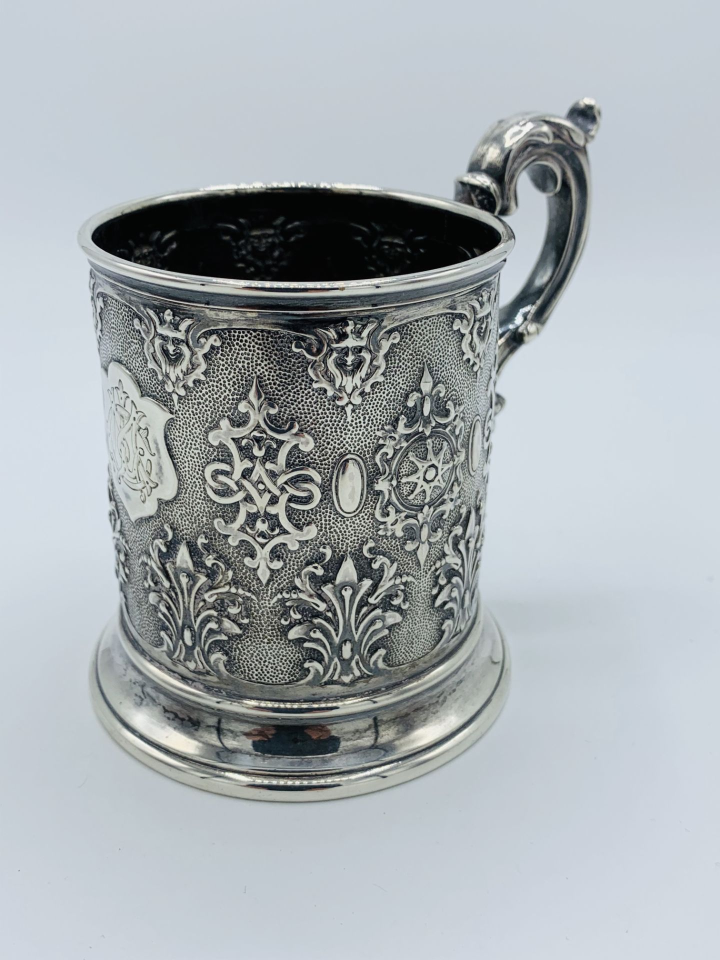 Small heavily repousse decorated silver tankard by Robert Hennell III - Image 3 of 3