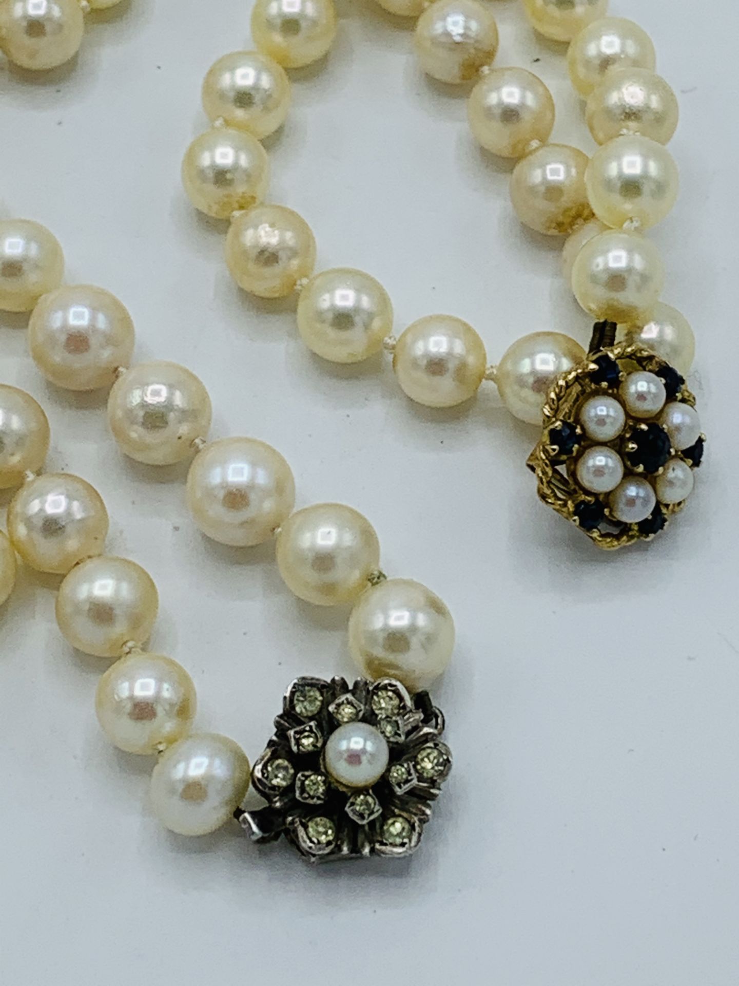 Necklace of 3 ropes of pearls with 9ct gold, sapphire and pearl clasp - Image 2 of 3