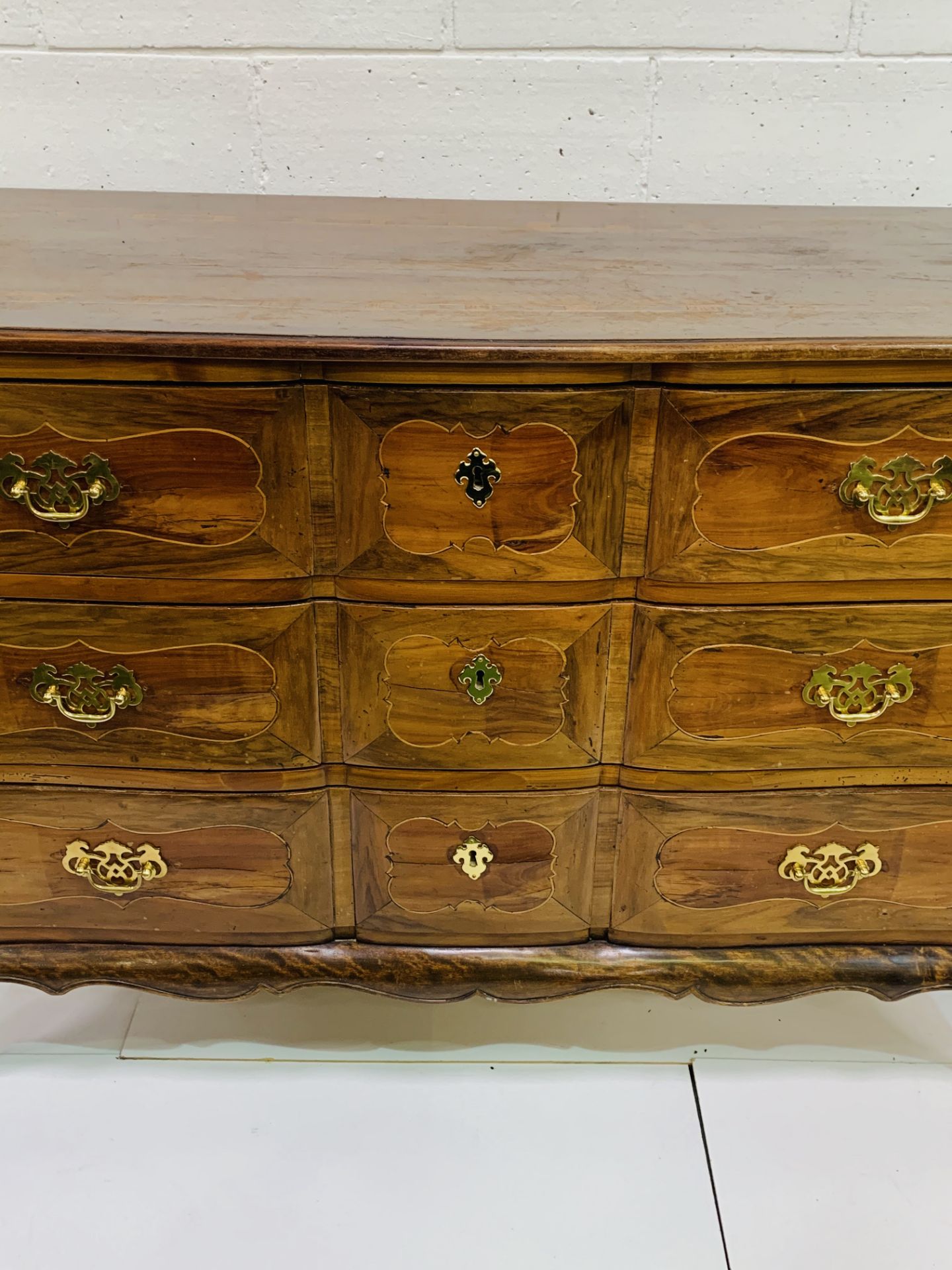 French fruitwood chest of three drawers. - Bild 2 aus 6