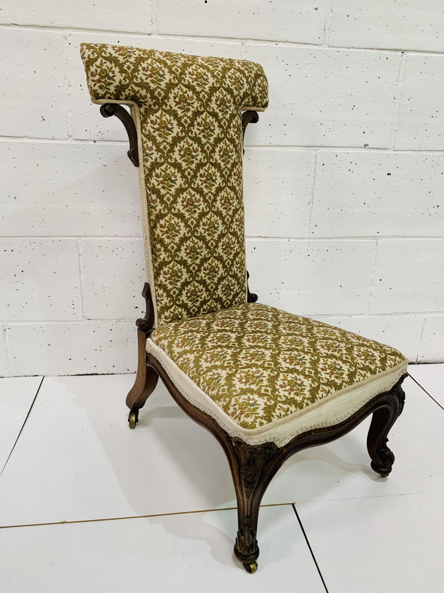 19th Century upholstered pridieu, with carved legs to casters. - Bild 2 aus 3
