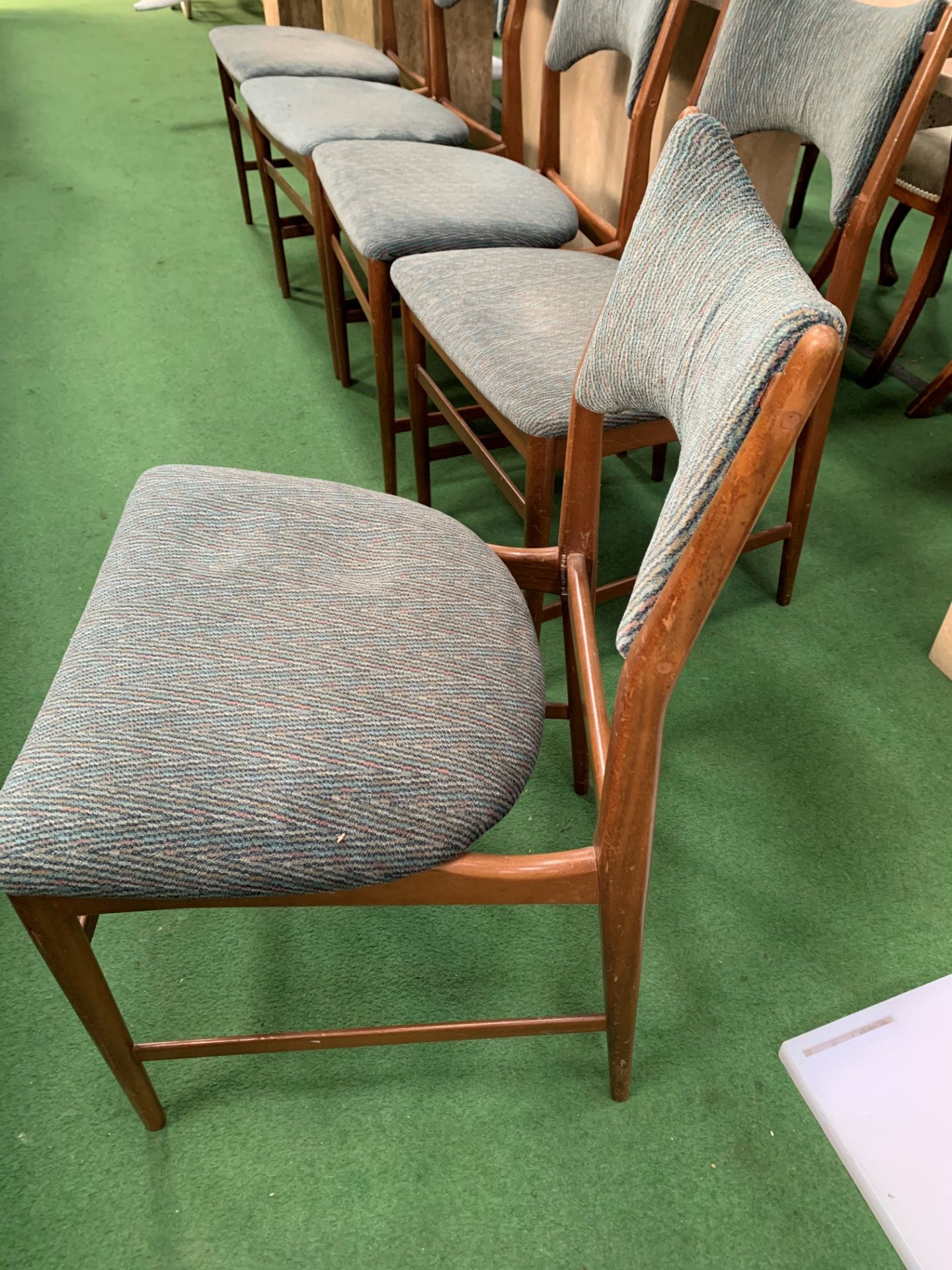 Six 1950's style upholstered dining chairs by Everest. - Bild 3 aus 4