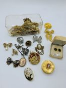 Quantity of yellow metal jewellery.