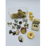 Quantity of yellow metal jewellery.