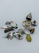 Mixed lot including rings, brooches and earrings.