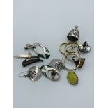 Mixed lot including rings, brooches and earrings.