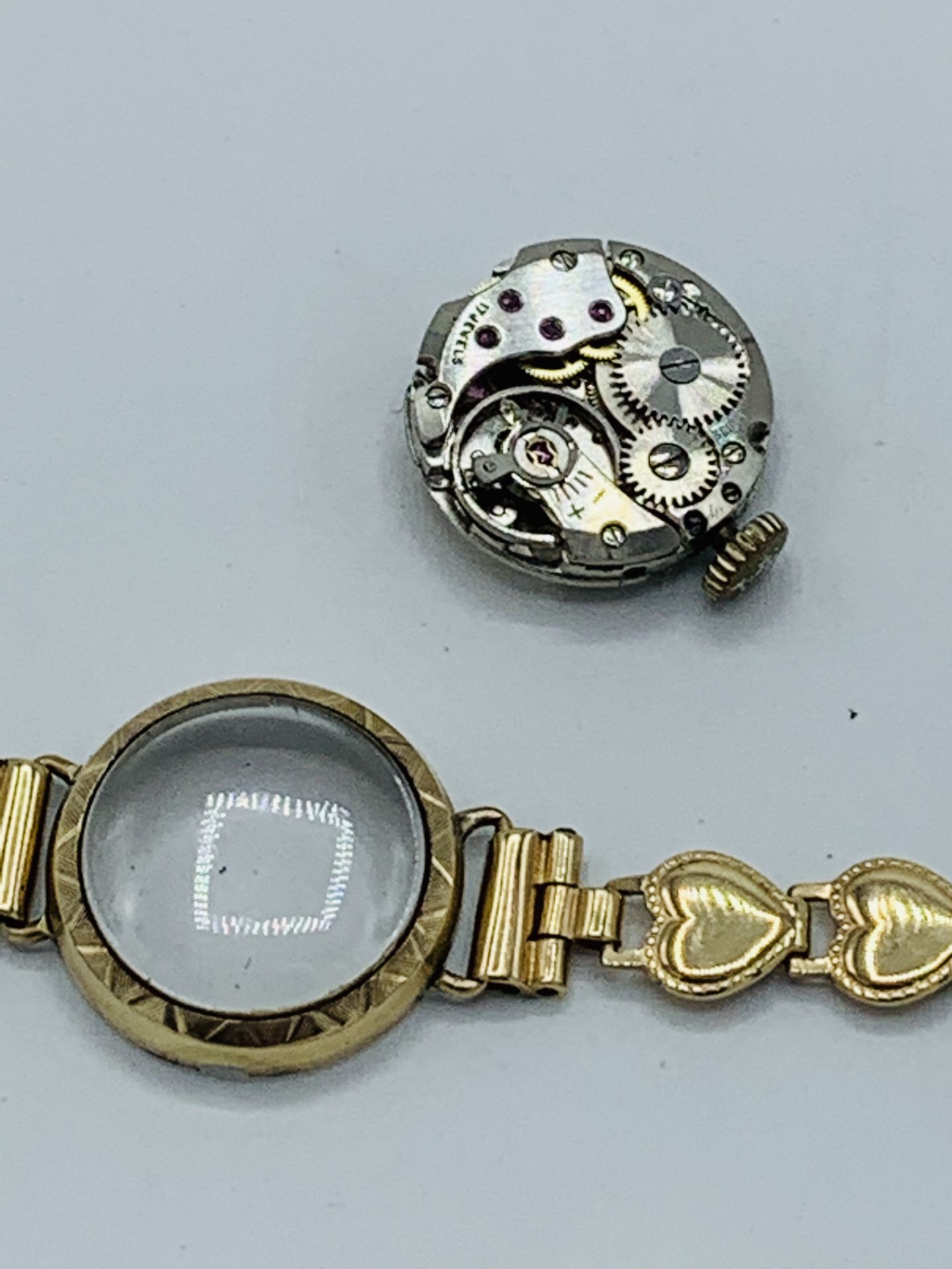 9ct gold cased and strap Avia manual wind lady’s wrist watch. Going - Image 5 of 5