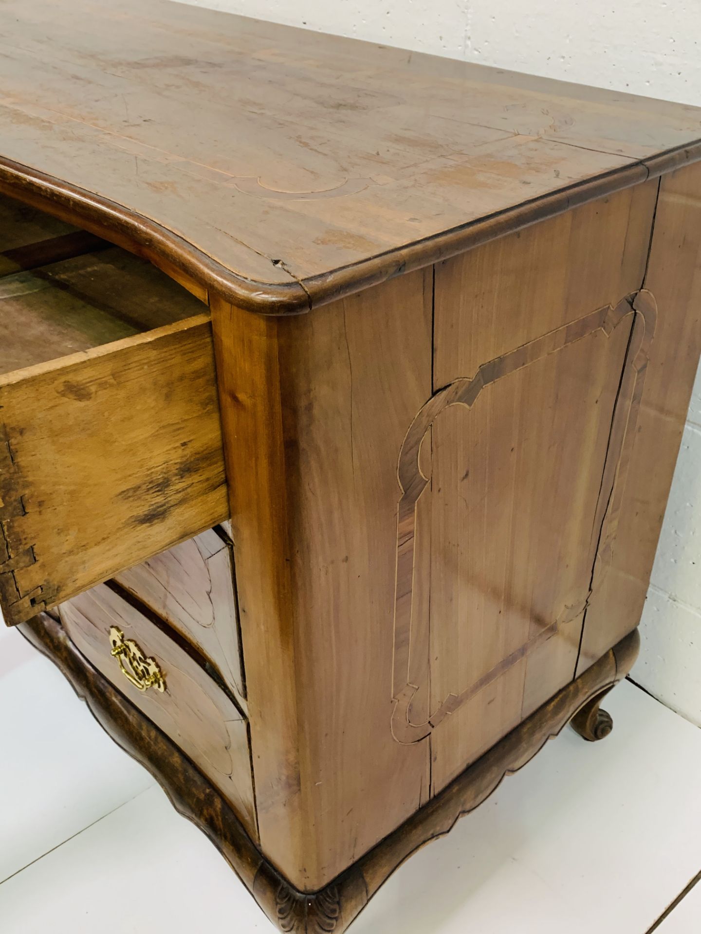 French fruitwood chest of three drawers. - Bild 5 aus 6