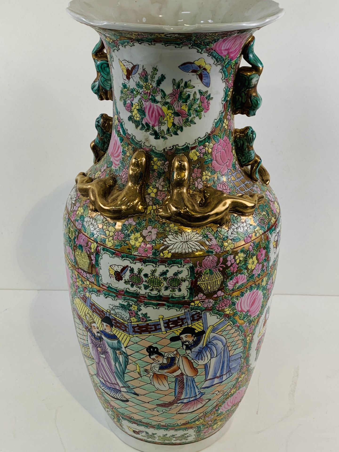 A tall famille rose oriental style vase - Image 3 of 3