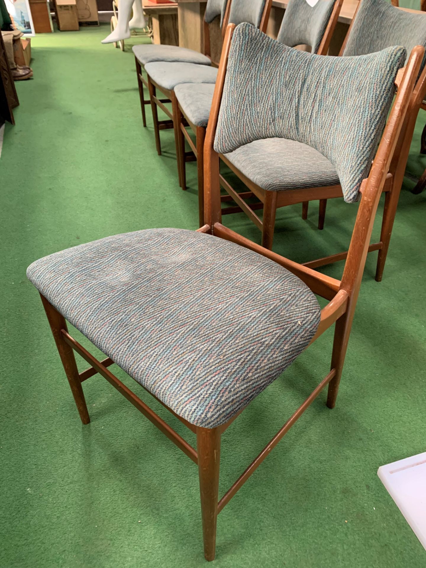 Six 1950's style upholstered dining chairs by Everest. - Bild 2 aus 4