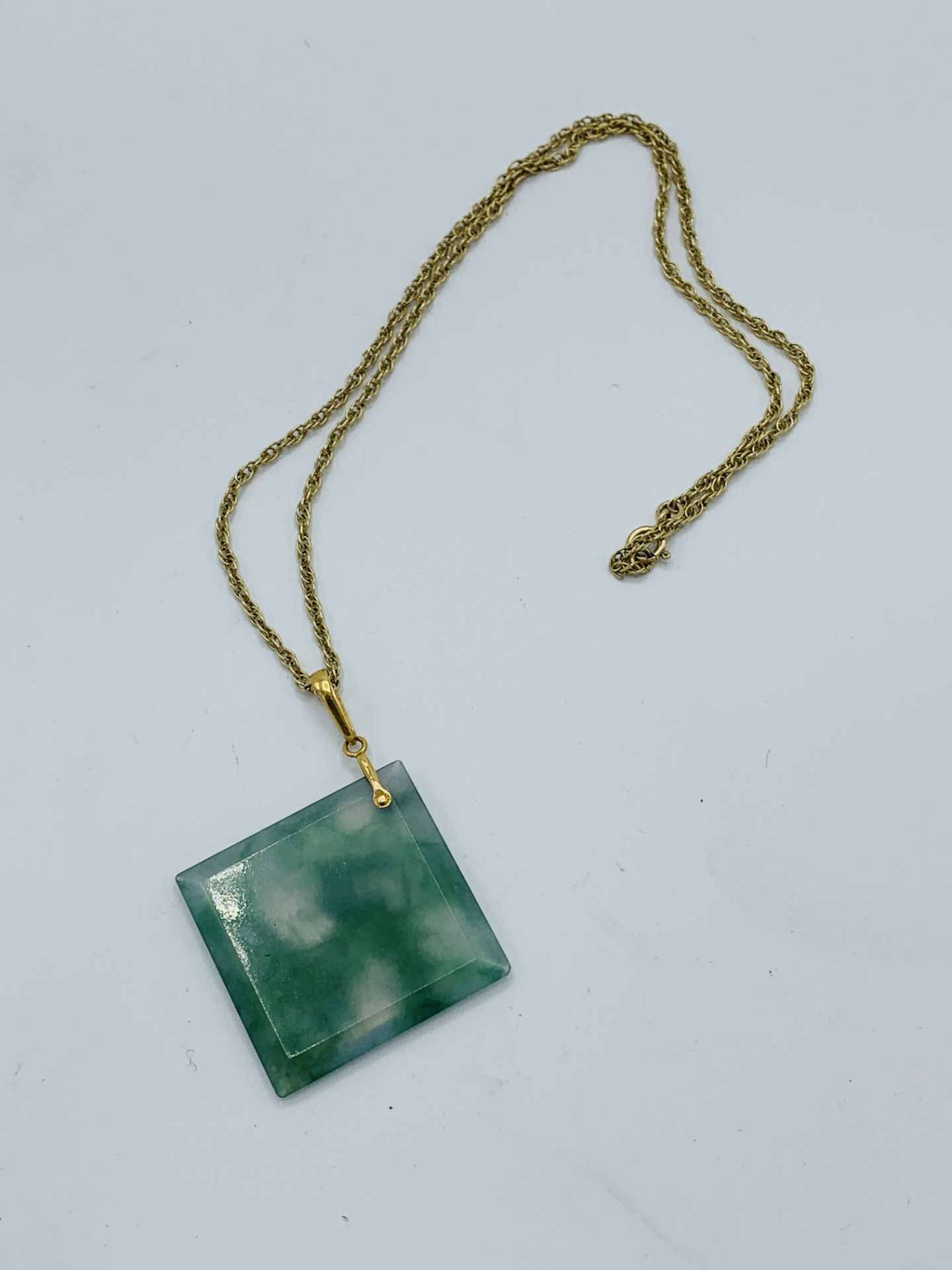 Square cut pendant of moss agate with gold bale and 9ct gold chain. - Image 2 of 2