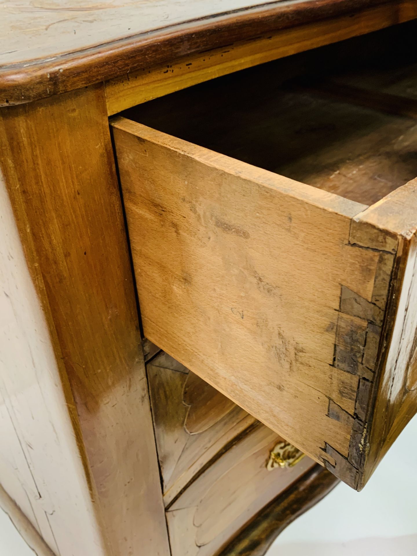 French fruitwood chest of three drawers. - Bild 3 aus 6