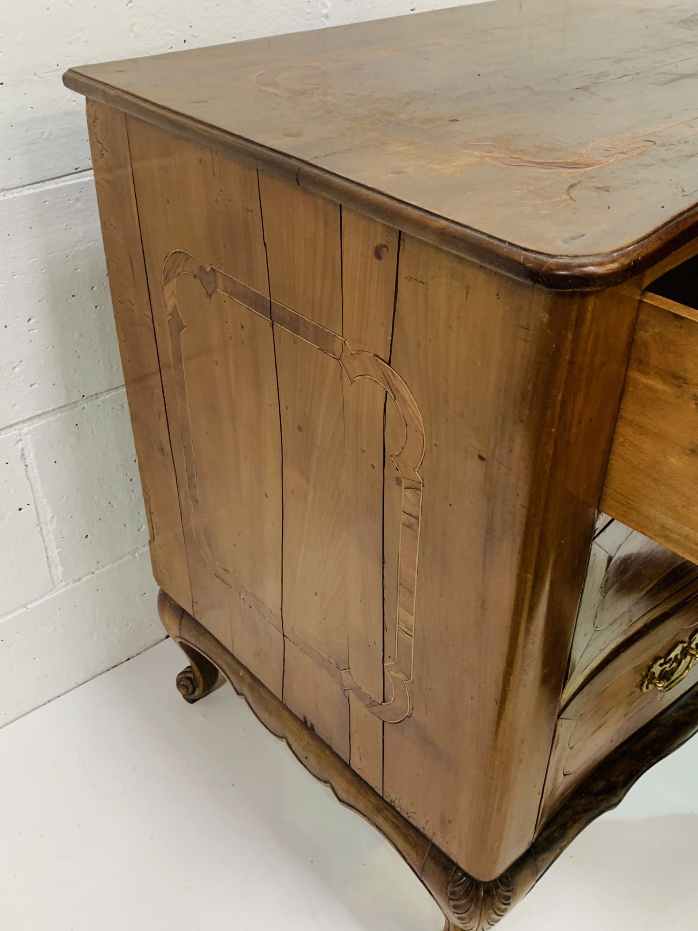 French fruitwood chest of three drawers. - Bild 4 aus 6