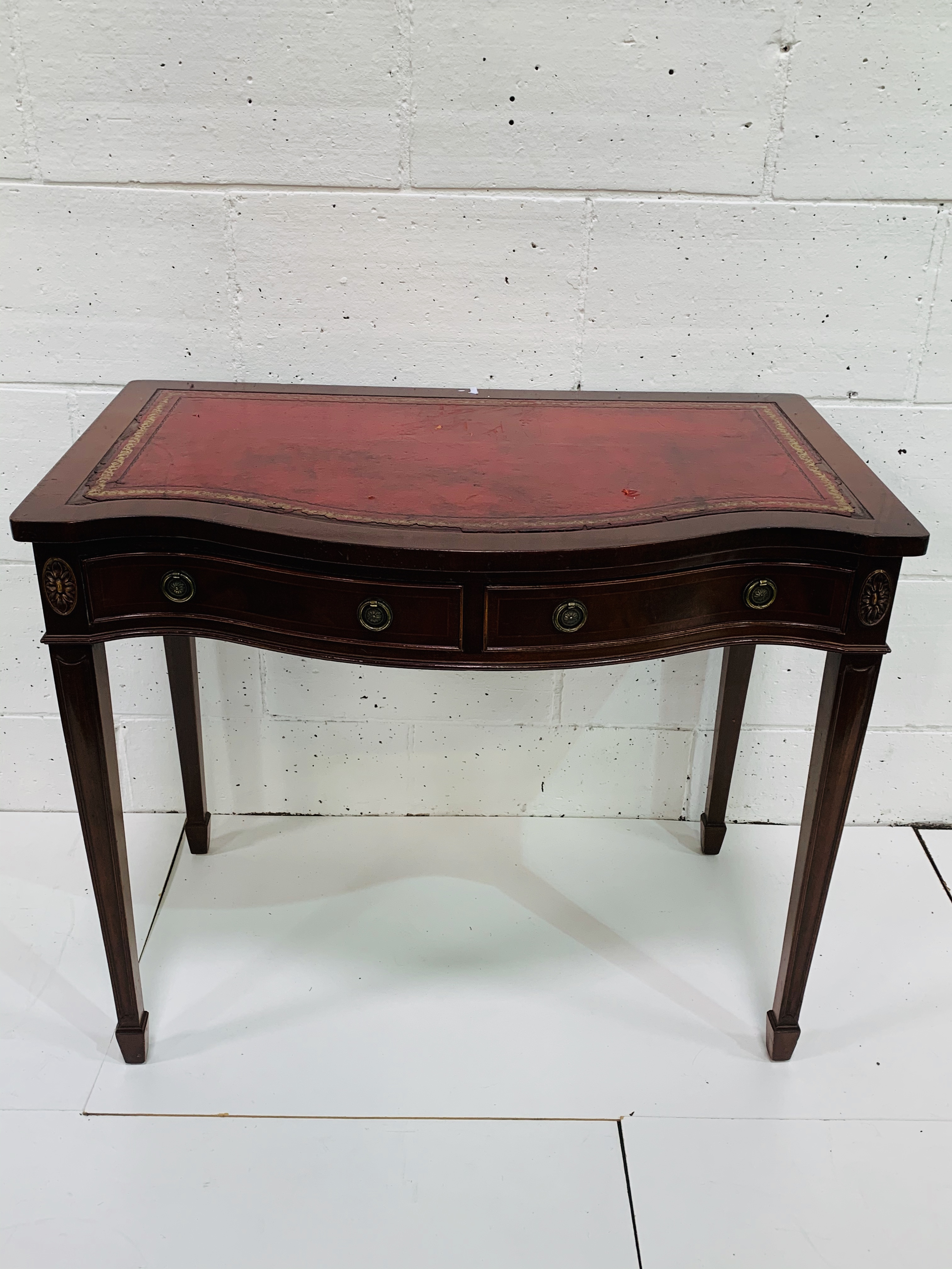 Mahogany serpentine fronted writing table. - Image 3 of 3