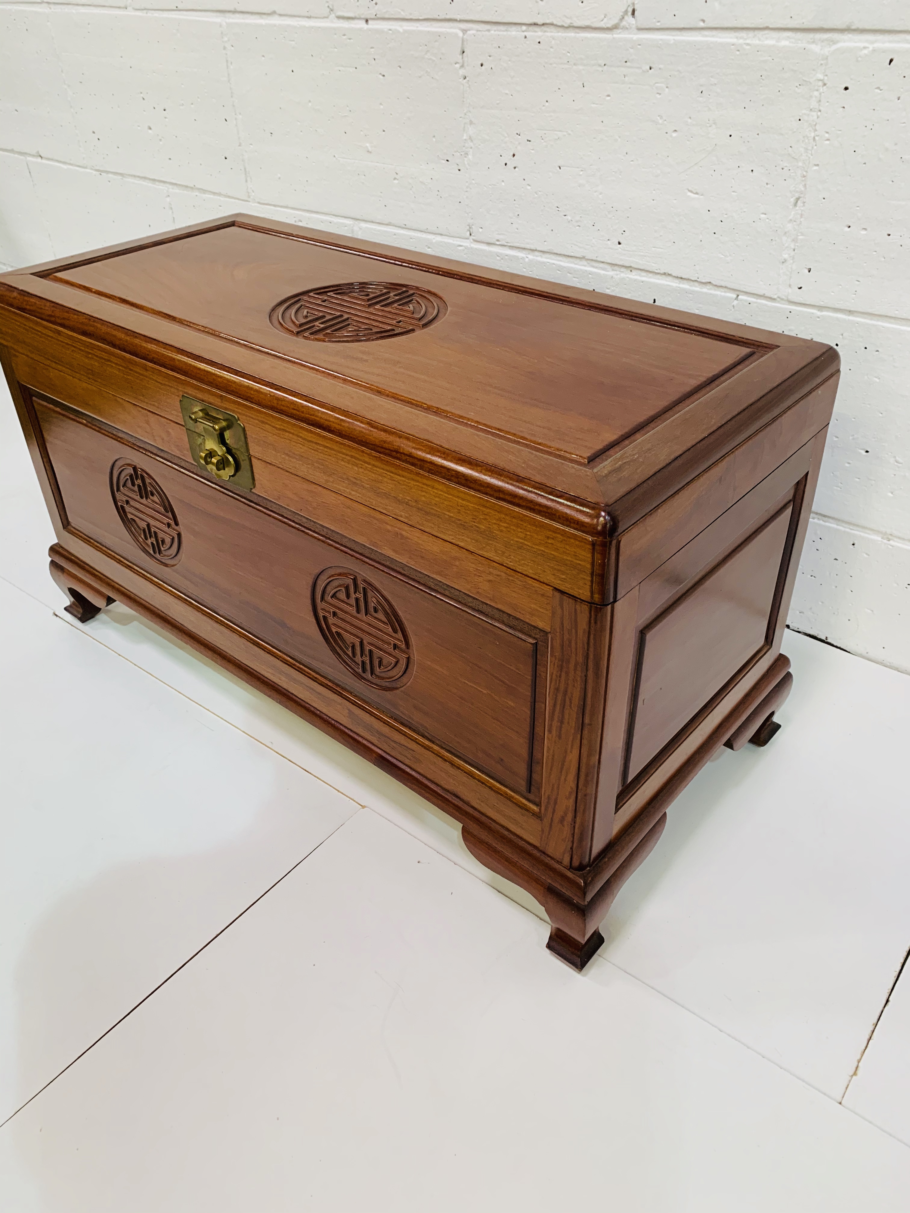 Chinese hardwood Camphor chest 92 x 45 x 51 - Image 2 of 4