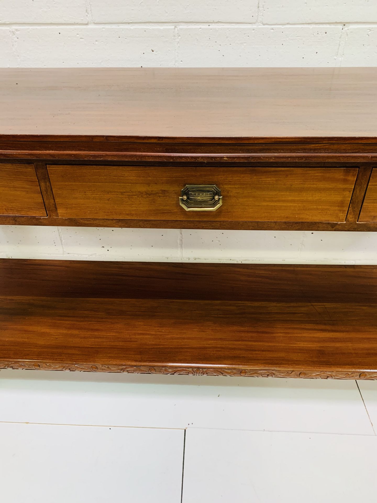 Mahogany sideboard with three frieze drawers over display shelf. - Bild 4 aus 4