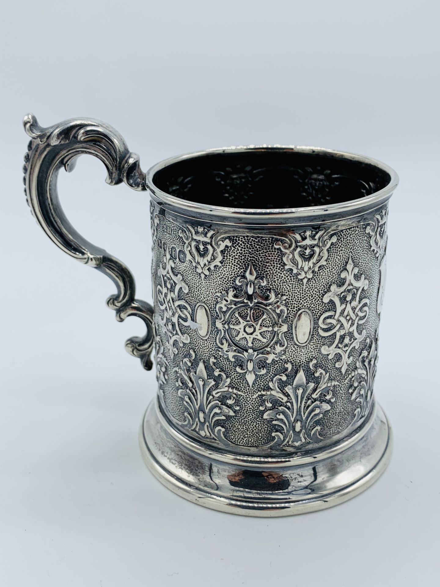 Small heavily repousse decorated silver tankard by Robert Hennell III
